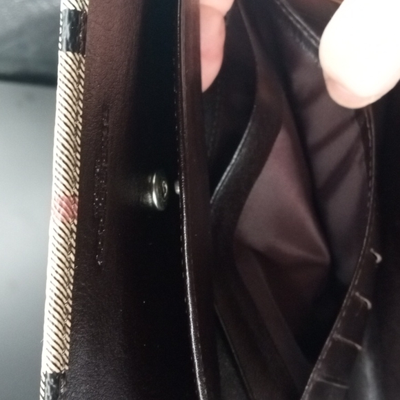 GORGEOUS BURBERRY TOGGLE WALLET - Picture 8 of 11